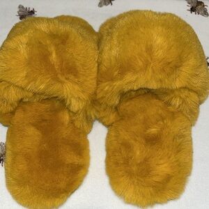 Aerie size 7 gold /yellow in color slippers cozy, comfortable slippers